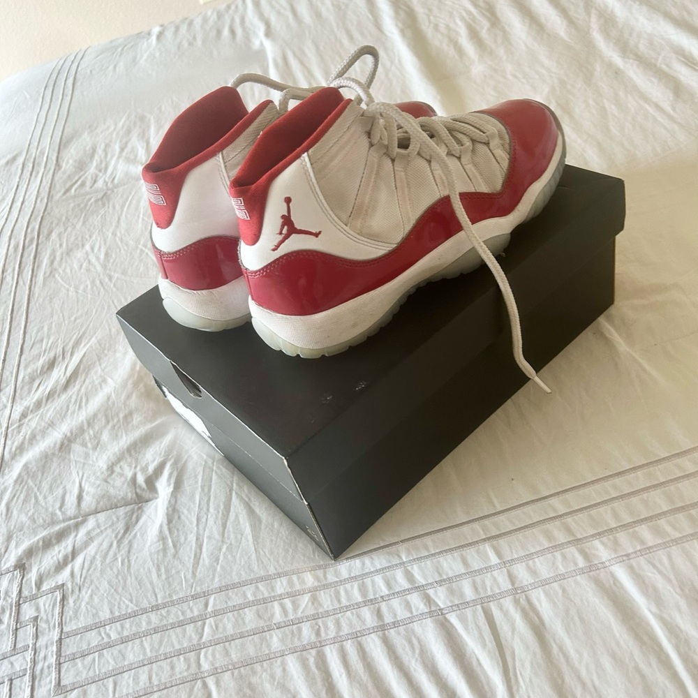 Jordan 11 red cherrys - Picture 1 of 2